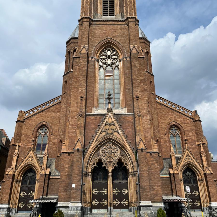 Photo of All Saints Church, Williamsburg - view of facade and tower